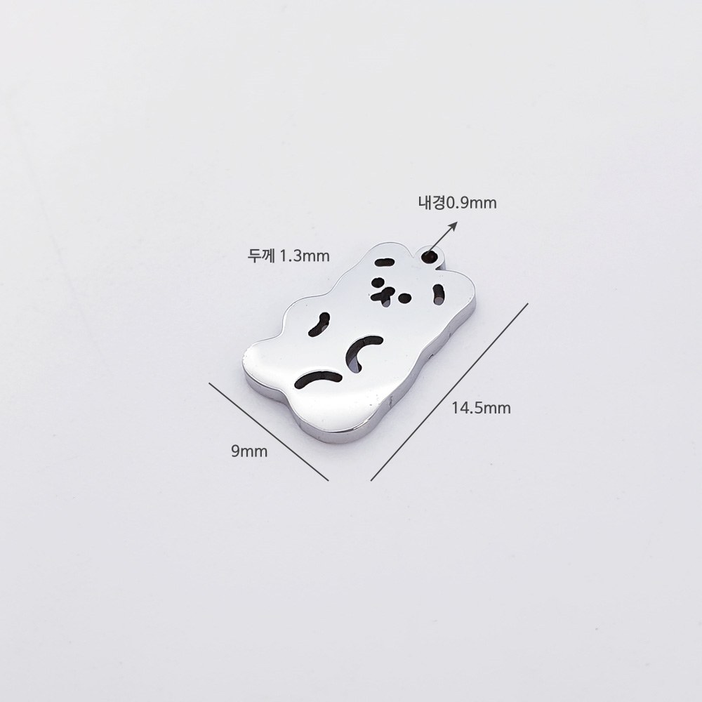 써지컬스틸 젤리 곰돌이 펜던트의 사이즈는 가로9mm,세로 14.5mm,두께1.3mm,내경0.9mm 입니다.
