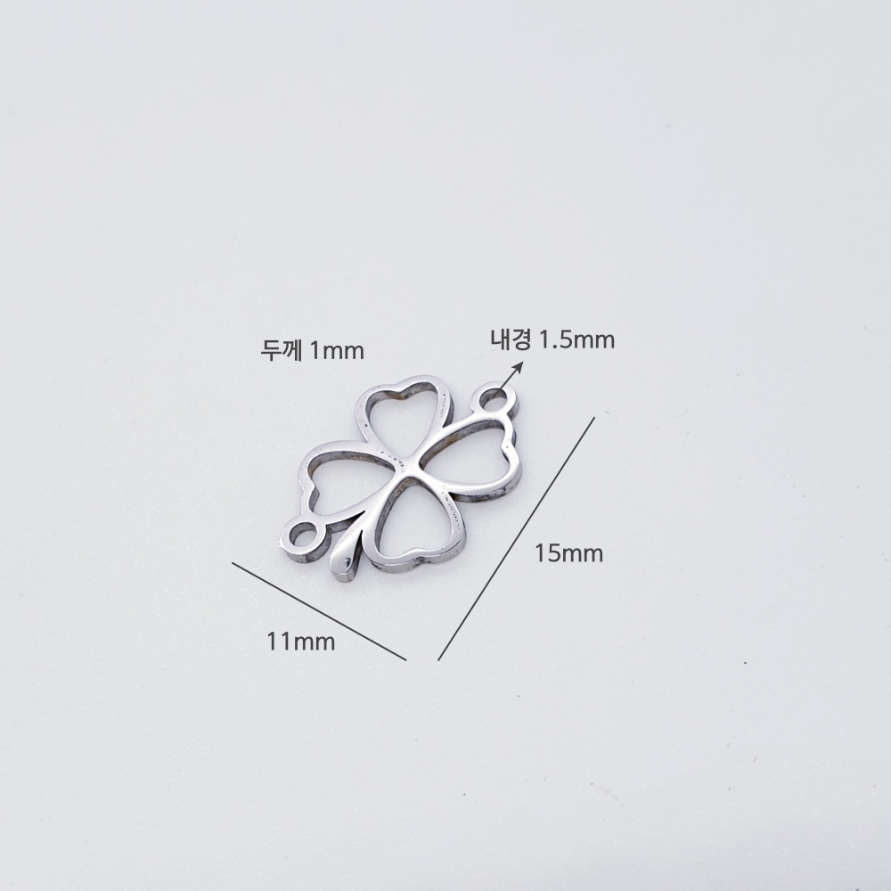 써지컬스틸 네잎크로바 라인펜던트 써지컬목걸이 악세사리 부자재의 크기는 11*15mm 입니다.