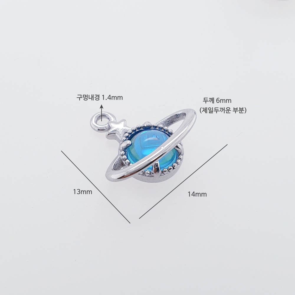 써지컬 자개 곰돌이 하트 펜던트의 사이즈는 가로13mm,세로 14mm,두께6mm(제일 두꺼운부분),내경1.4mm 입니다.
