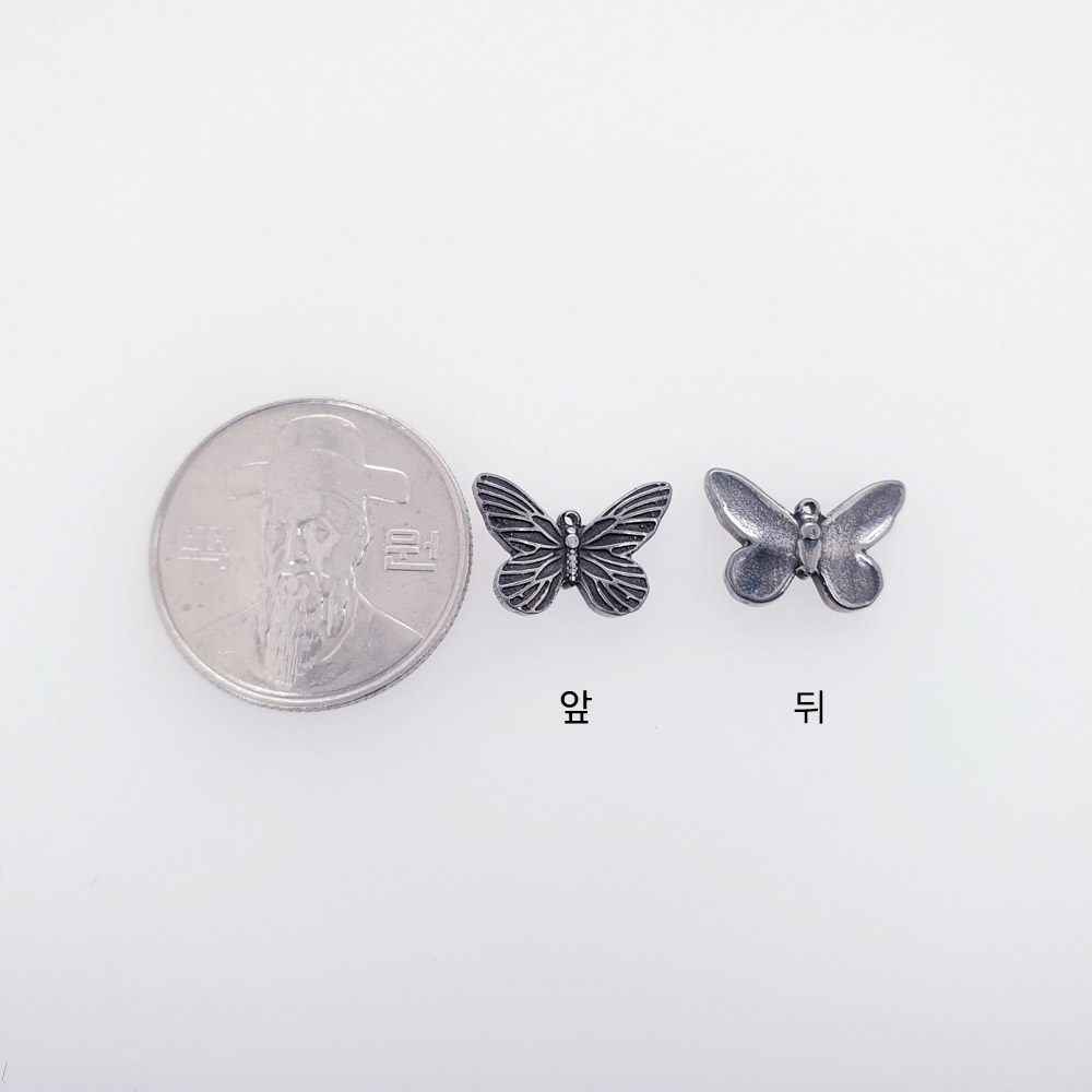 제품의 앞면과 뒷면을 100원짜리동전과 크기비교하였습니다.