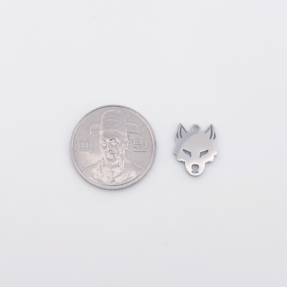써지컬스틸 스트릿 울프 늑대 얼굴 펜던트를 100원짜리 동전과 비교하였습니다.
