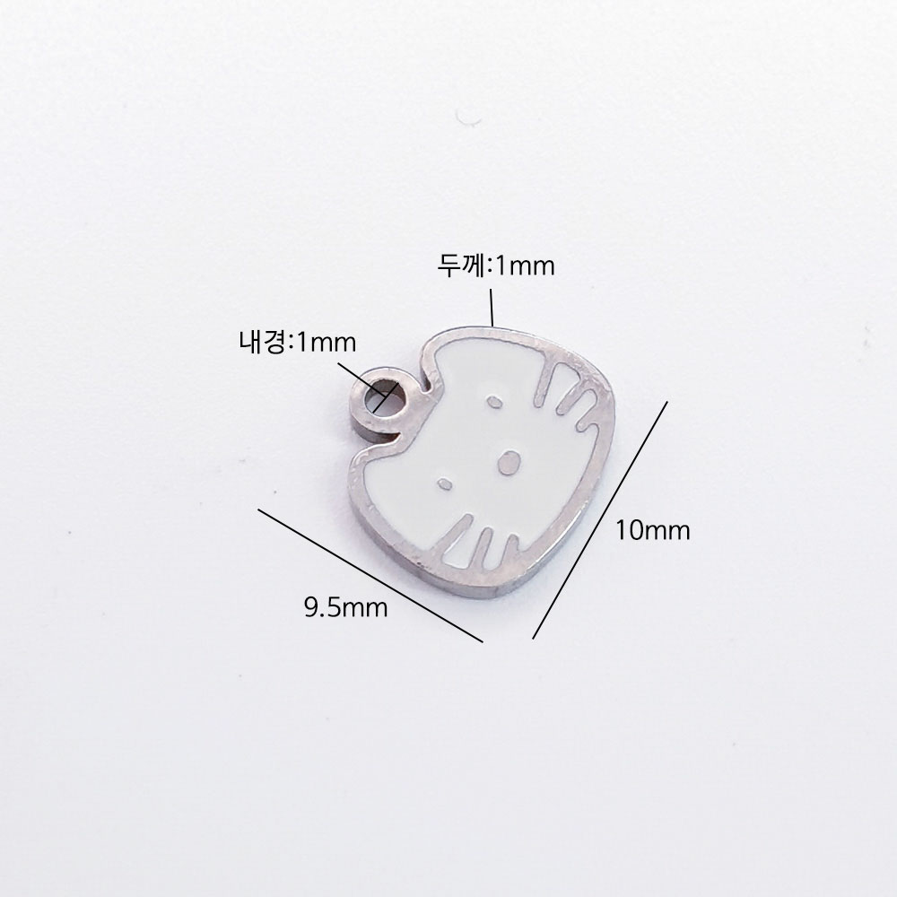 이 펜던트는 가로 10mm, 길이 9.5mm, 내경 1mm, 두께 1mm 크기입니다.