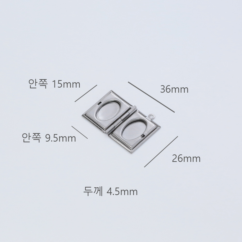 제품의 크기는 26*36mm이고 안쪽(사진 넣는곳)크기는 9.5*15mm 입니다.