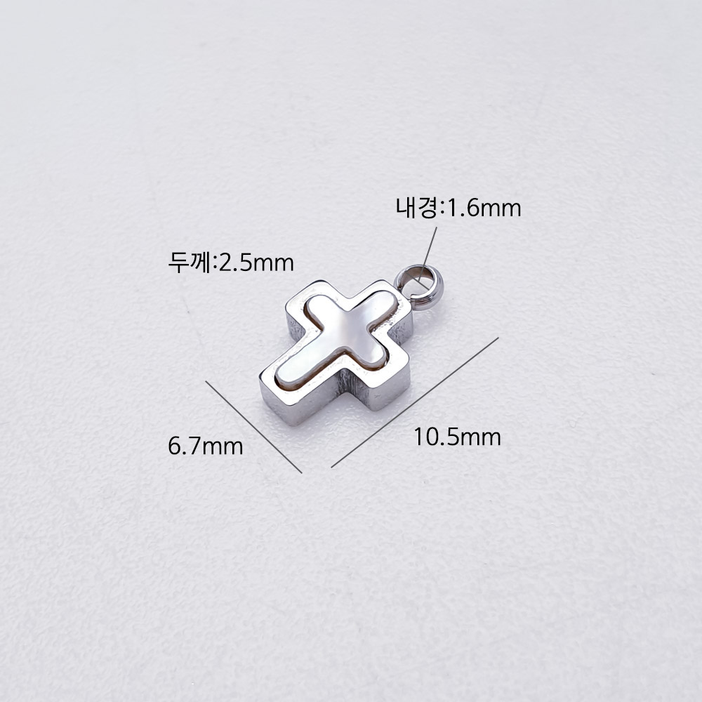 이 펜던트는  가로 6.7mm, 길이 10.5mm, 내경 1.6mm, 두께 2.5mm 크기입니다.