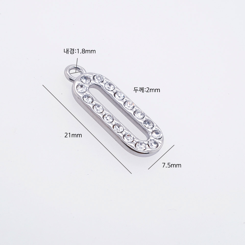 이 펜던트는 가로 7.5mm, 길이 21mm, 내경 1.8mm, 두께 2mm의 크기입니다.