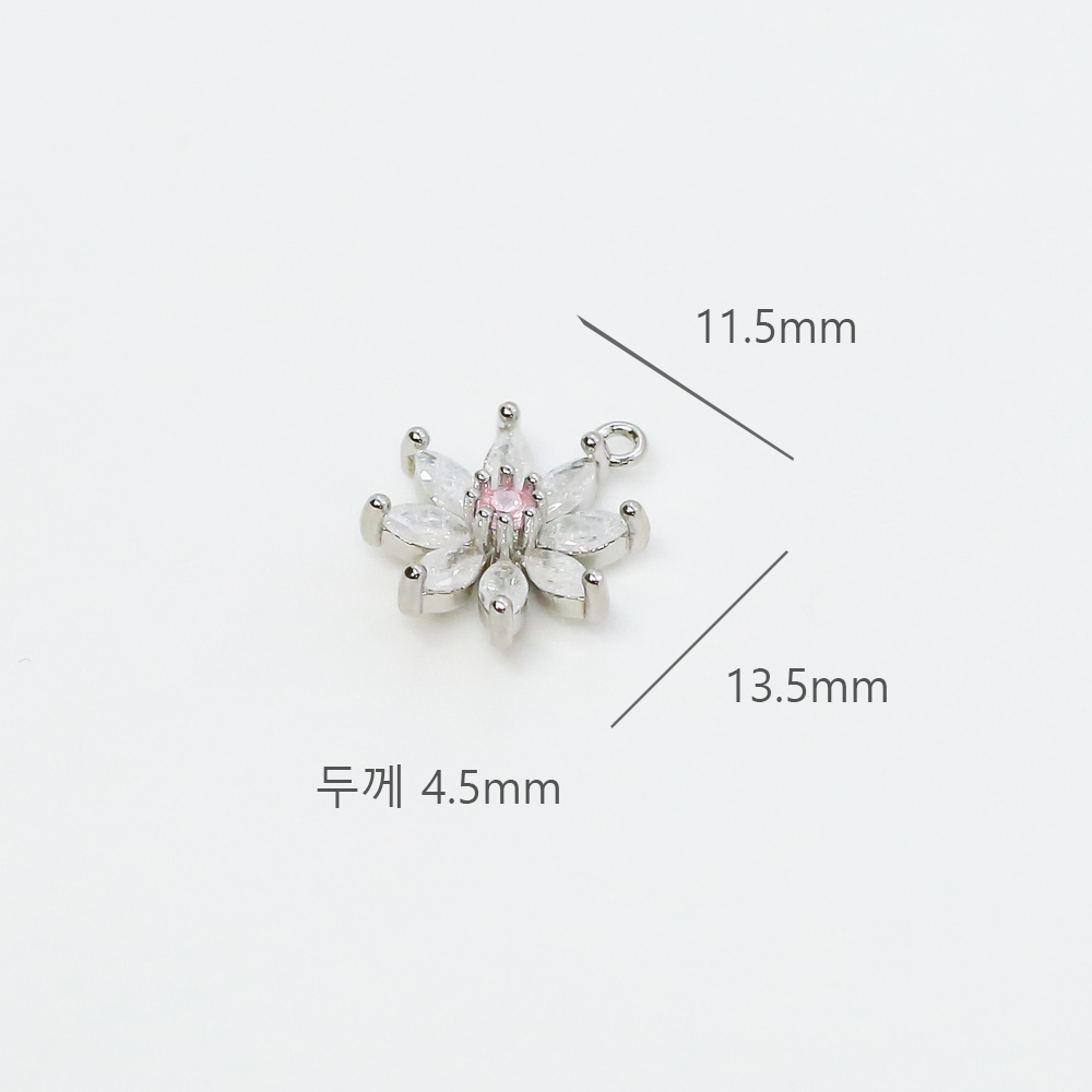 화이트 크리스탈 큐빅 꽃 펜던트 악세사리 부자재크기는 11.5*13.5mm 입니다.