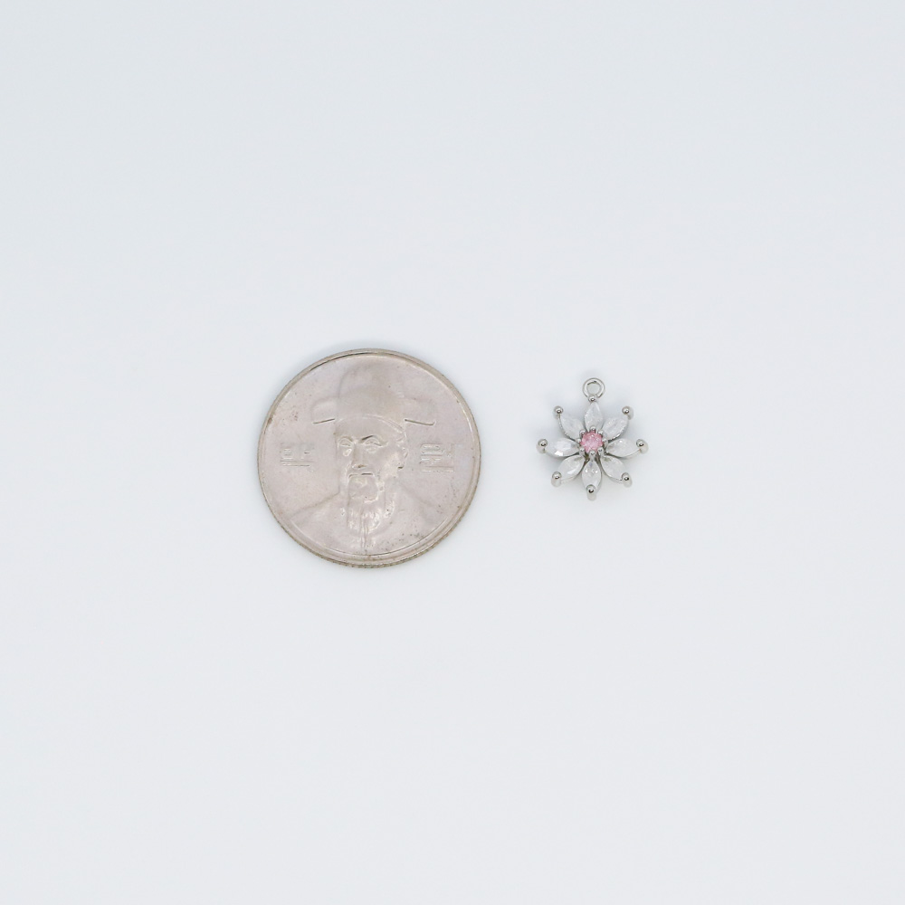 화이트 크리스탈 큐빅 꽃 펜던트 악세사리 부자재와 동전크기를 비교하였습니다.