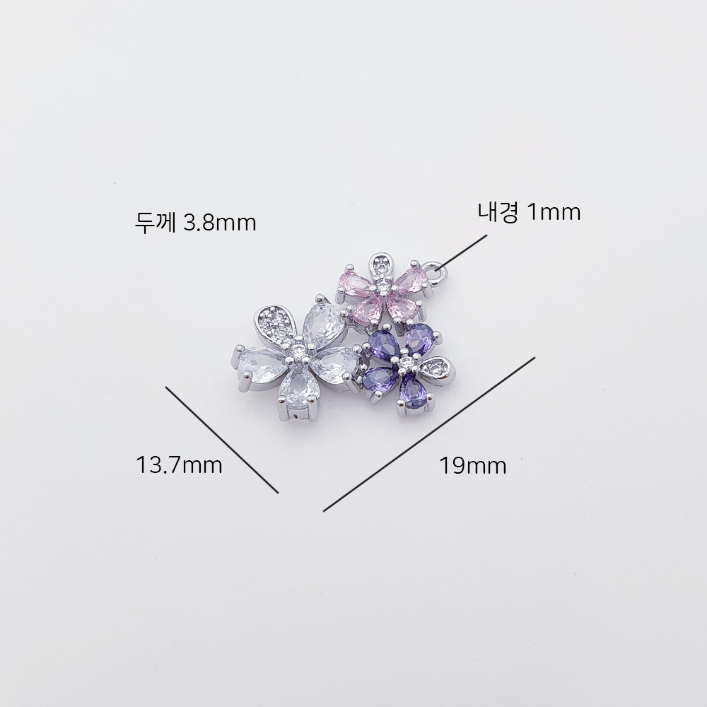 트리플 컬러플라워 펜던트 꽃잎큐빅 펜던트 가로13.7mm, 세로19mm, 두께 3.8mm, 내경구멍 1mm입니다