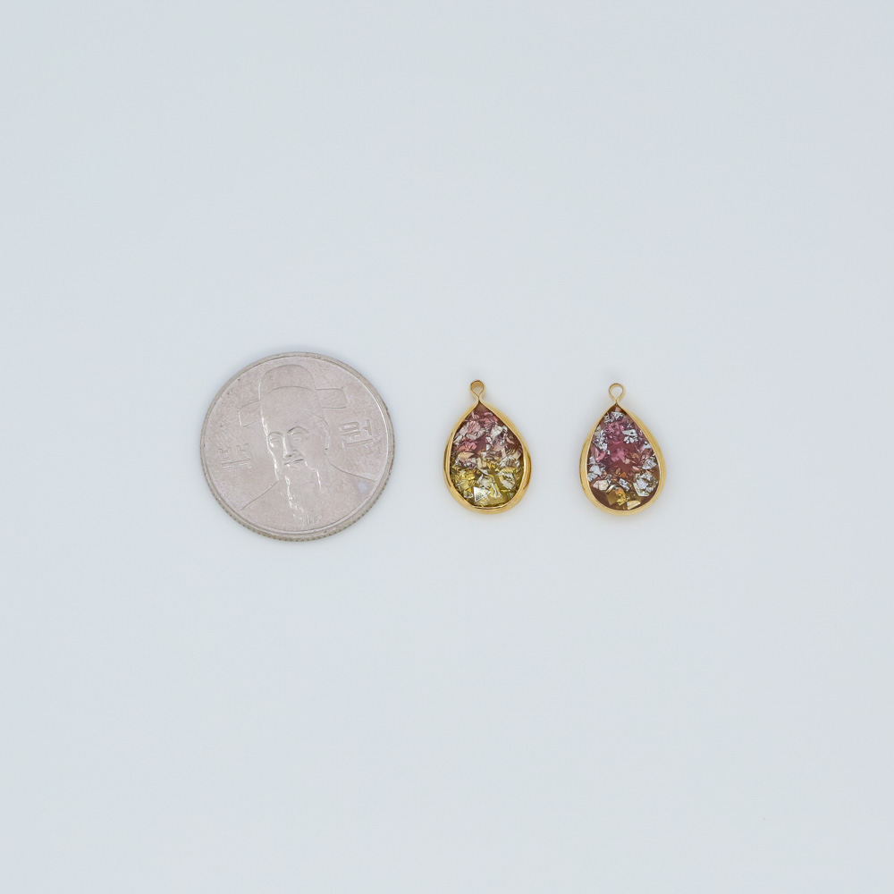 물방울 그라데이션 펄포인트 펜던트 악세사리 부자재와 동전크기를 비교하였습니다.