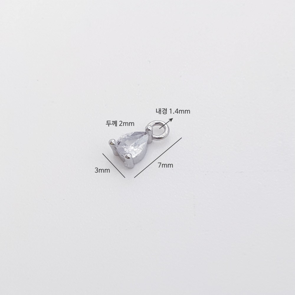 컬러 큐빅 포인트 미니 물방울 펜던트의 사이즈는 가로 3mm, 세로 7mm, 두께 2mm, 내경 1.4mm입니다.
