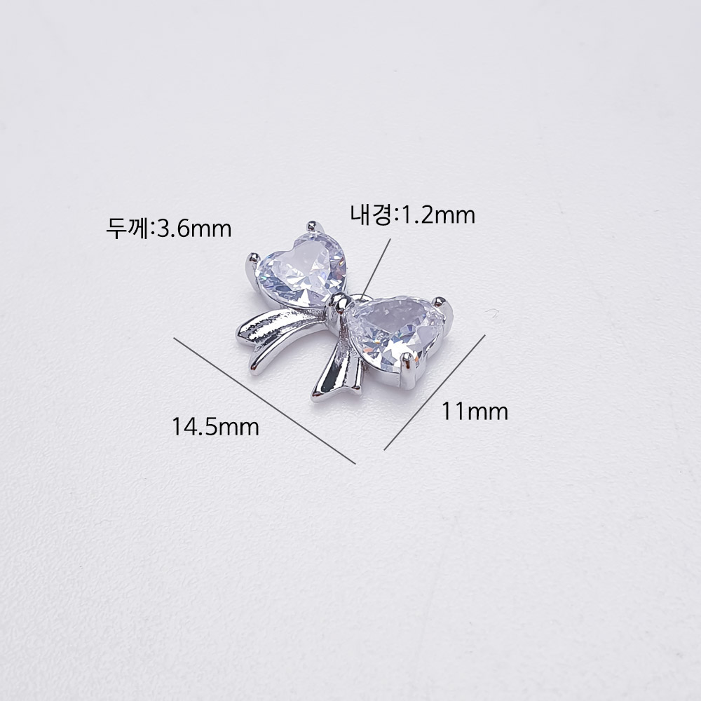 이 펜던트의 크기는 가로 14.5mm, 길이 11mm, 내경 1.2mm, 두께 3.6mm입니다.