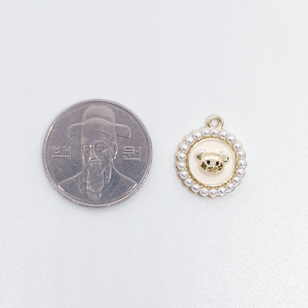 파스텔 진주베어 원형 펜던트 악세사리 부자재와 동전크기를 비교하였습니다.