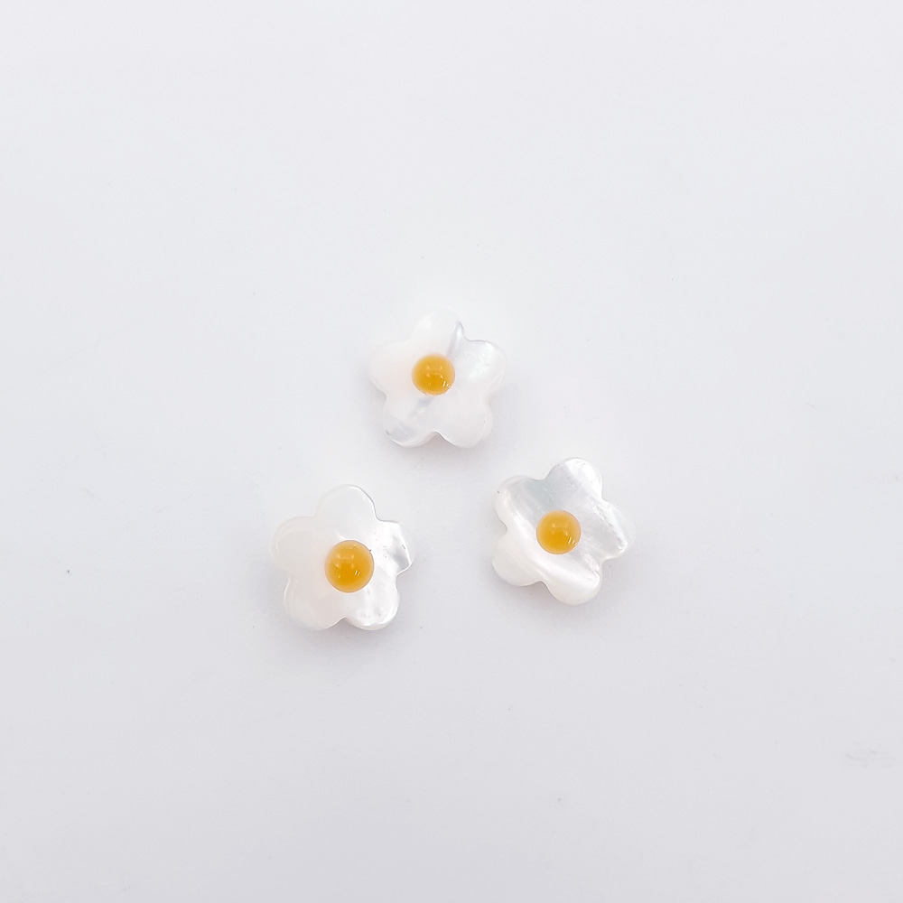 자개 계란꽃 펜던트 관통형 펜던트 키링은 계란꽃이 심플하고 분위기있게 자개로 디자인되었습니다. 관통형 펜던트입니다.3개가 놓여있습니다.
