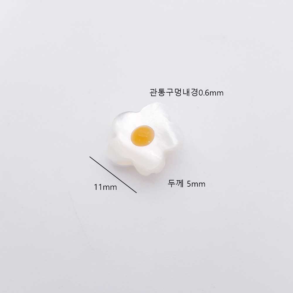 자개 계란꽃 펜던트 관통형 펜던트 키링의 사이즈는 지름 11mm,두께3mm,관통구멍내경0.6mm입니다.