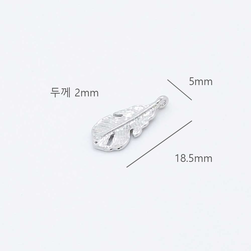 빈티지나뭇잎 펜던트 악세사리 부자재의 크기는 5*18.5mm 입니다.