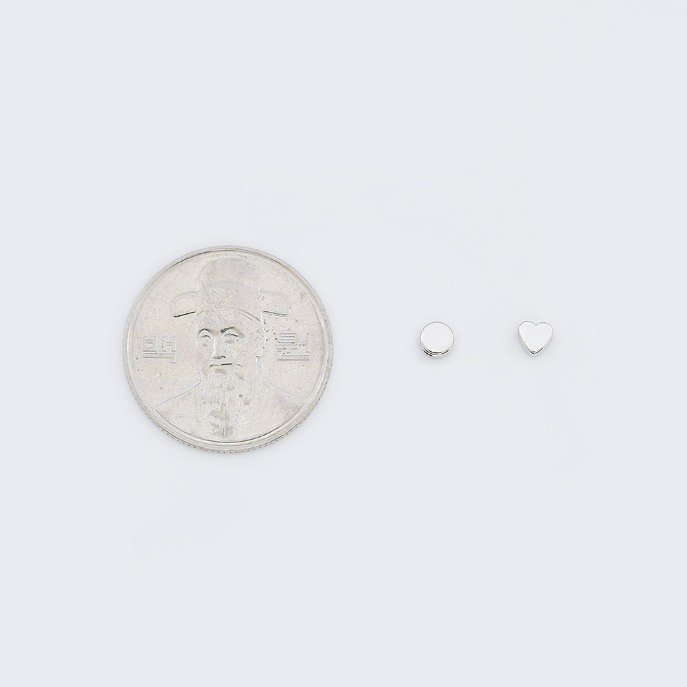 심플 관통형 키링 원형 하트 펜던트 을 동전 크기와 비교하였습니다.