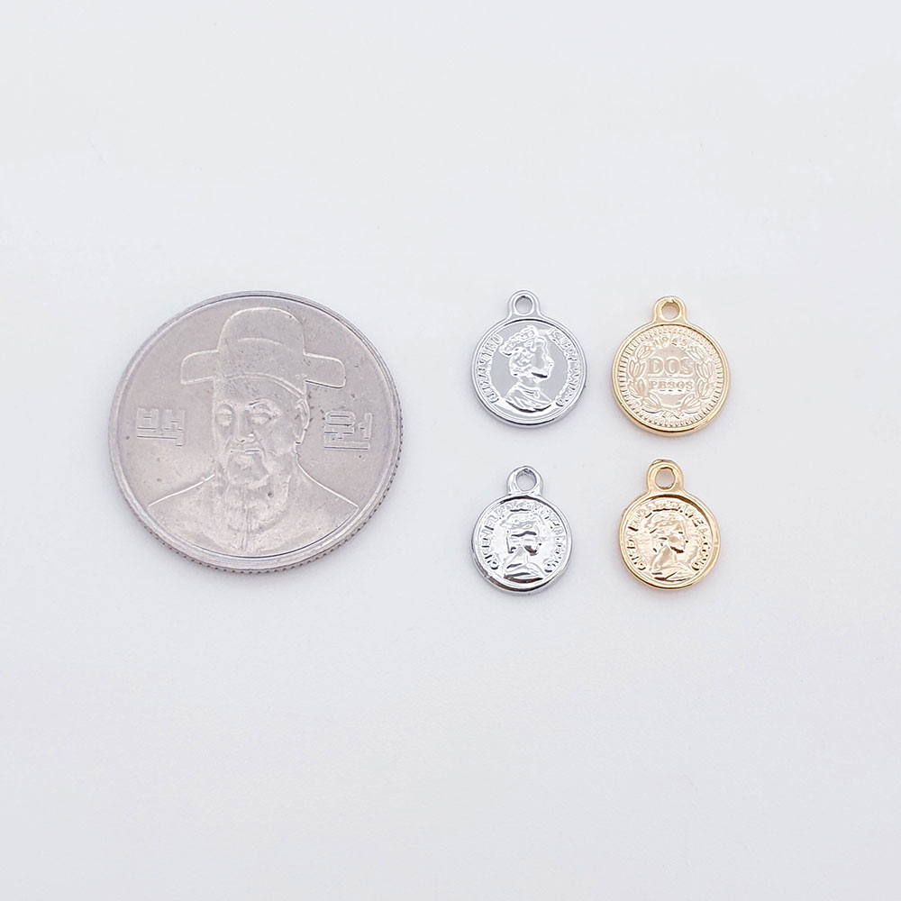 미니 동전 코인 펜던트 메탈키링(size2)액세서리 부자재를 동전크기를 비교하였습니다.