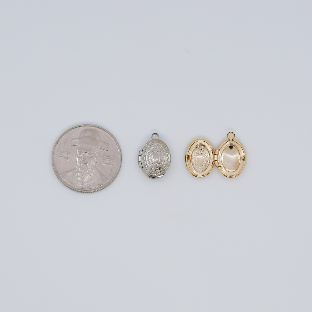 엔틱 로켓펜던트 엔틱 타원 사진목걸이 펜던트 악세사리 부자재와 동전크기를 비교하였습니다.