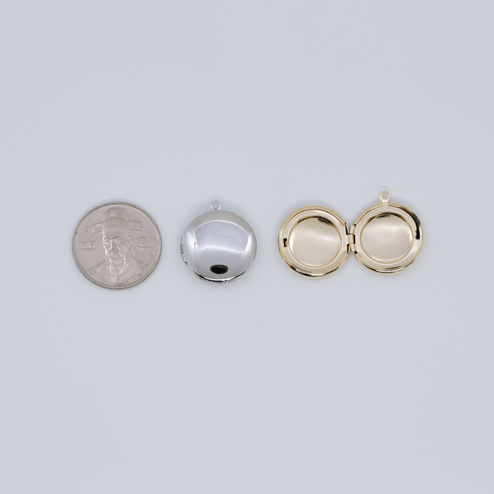 심플 로켓펜던트 원형 사진목걸이 펜던트 악세사리 부자재와 동전크기를 비교하였습니다.