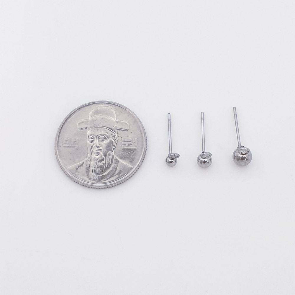 써지컬스틸 귀걸이침 볼 포스트(size3)을 동전 크기와 비교하였습니다.