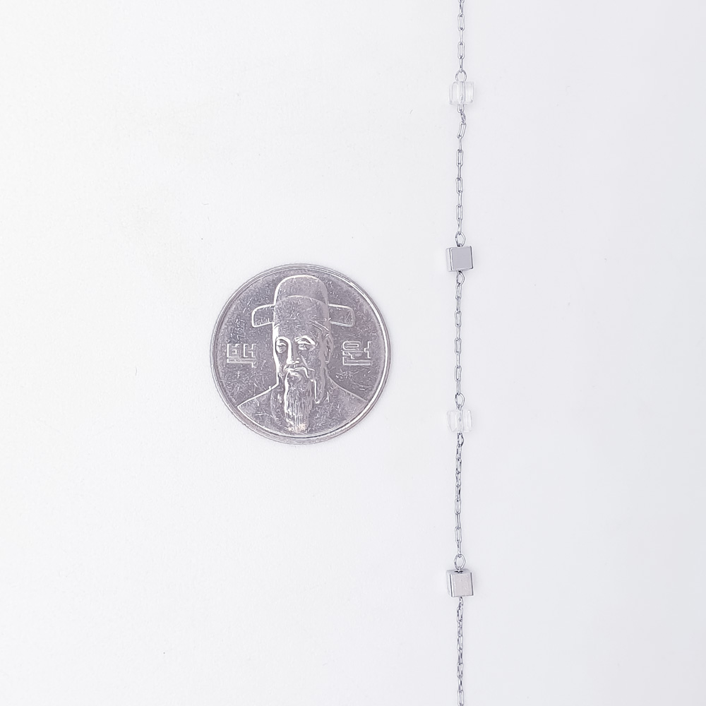 스퀘어 비즈 스퀘어 메탈 목걸이 체인을 동전과 비교한 크기입니다.