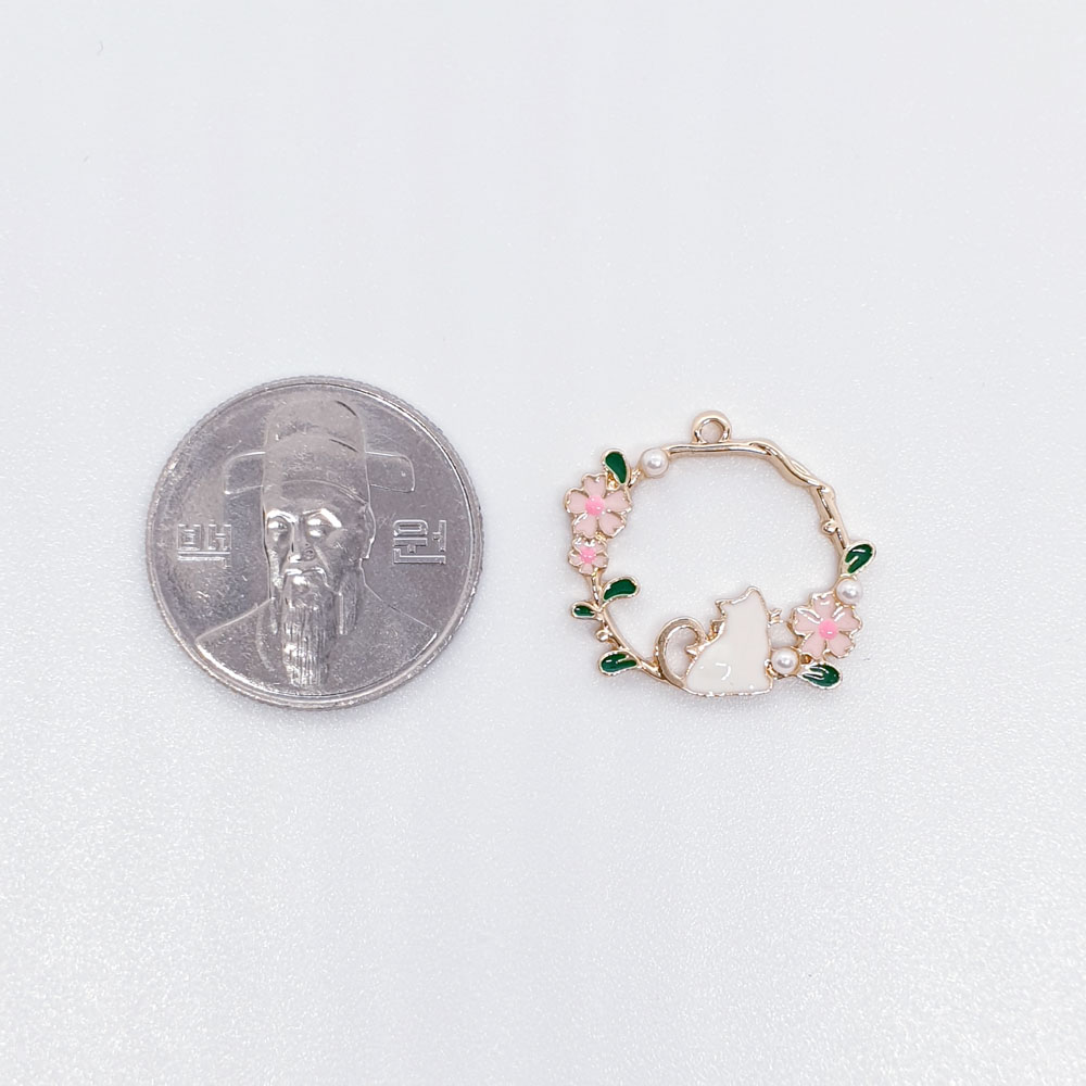 벚꽃넝쿨 고양이 키링 메탈키링 악세사리 부자재와 동전크기를 비교하였습니다.