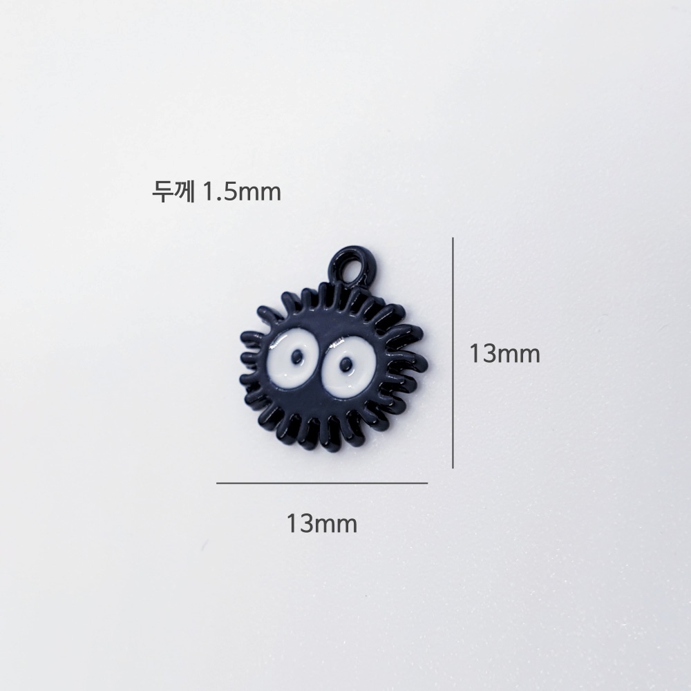 블랙 먼지 키링 펜던트 악세사리 부자재의 크기는 13*13mm가 있습니다.