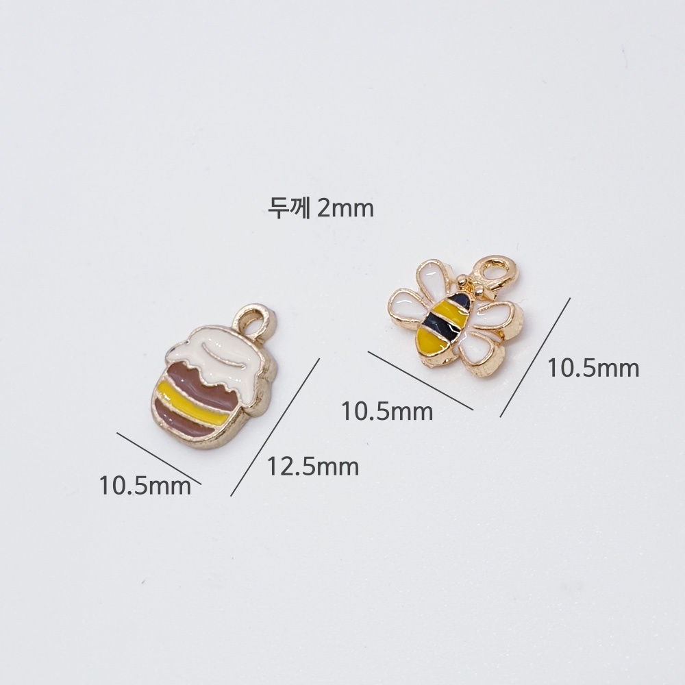 꿀단지 꿀벌키링 펜던트 (타입3) 악세사리 부자재의 크기는 10.5*12.5/10.5*10.5mm가 있습니다.