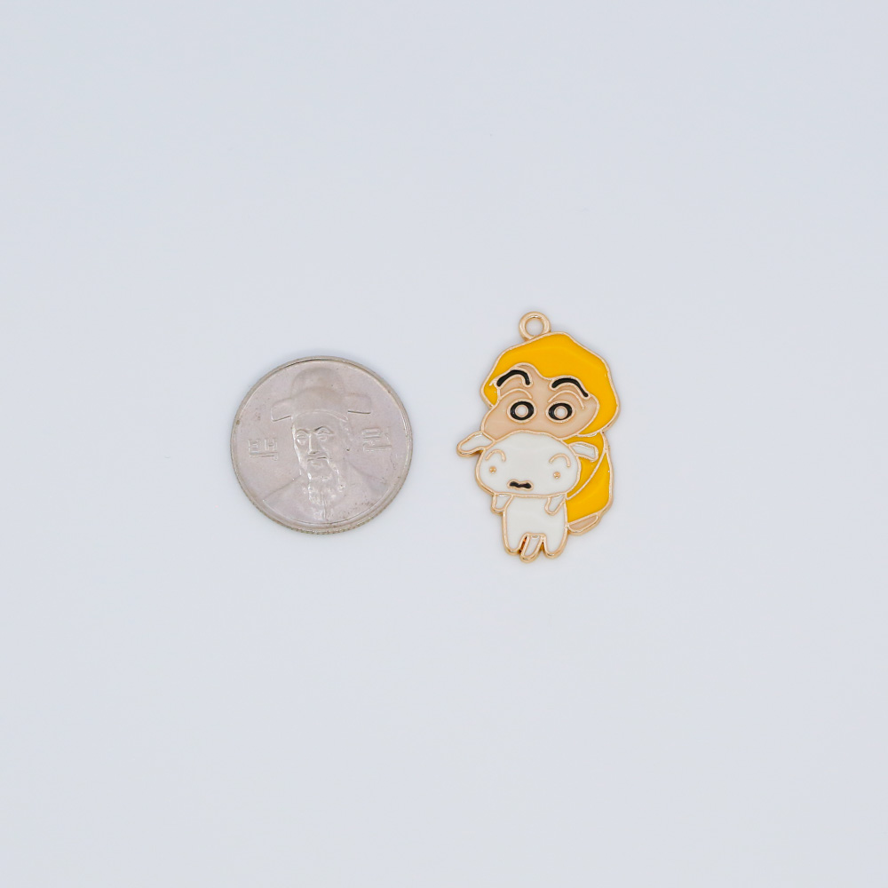 노란우비 짱구와 흰둥이 메탈키링 펜던트 악세사리 부자재와 동전크기를 비교하였습니다.