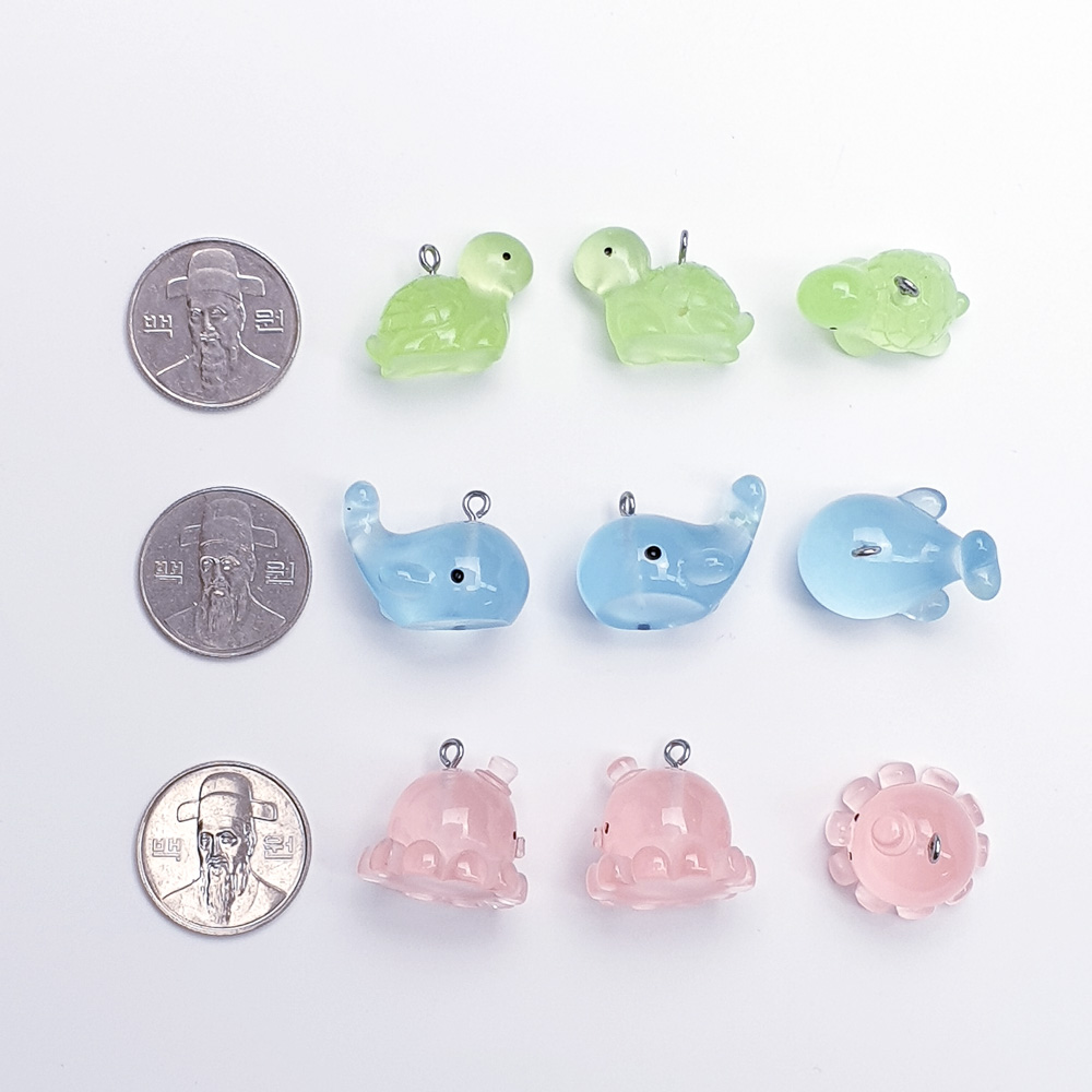 제품의 앞면과 뒷면을 100원짜리 동전과 비교하였습니다.