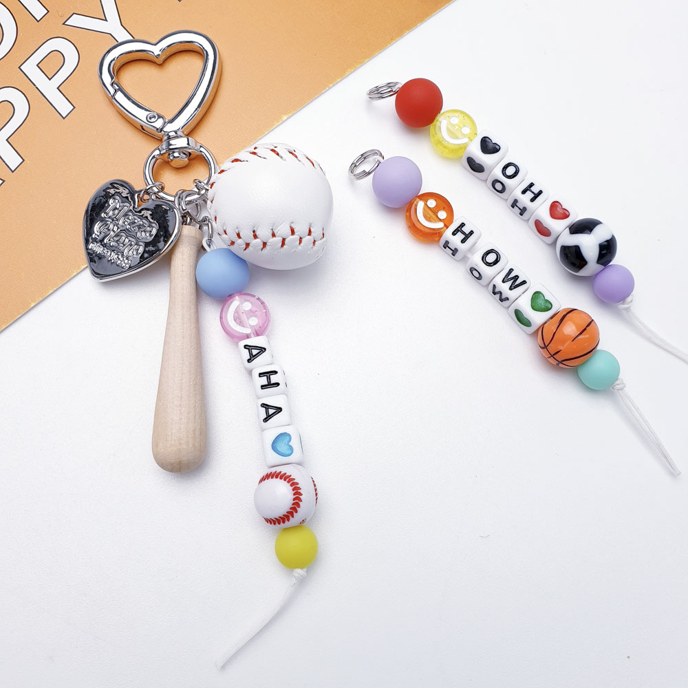하트키링에 야구공과 귀여운 키링재료를 사용하여 귀여운 키링을 만들었습니다.