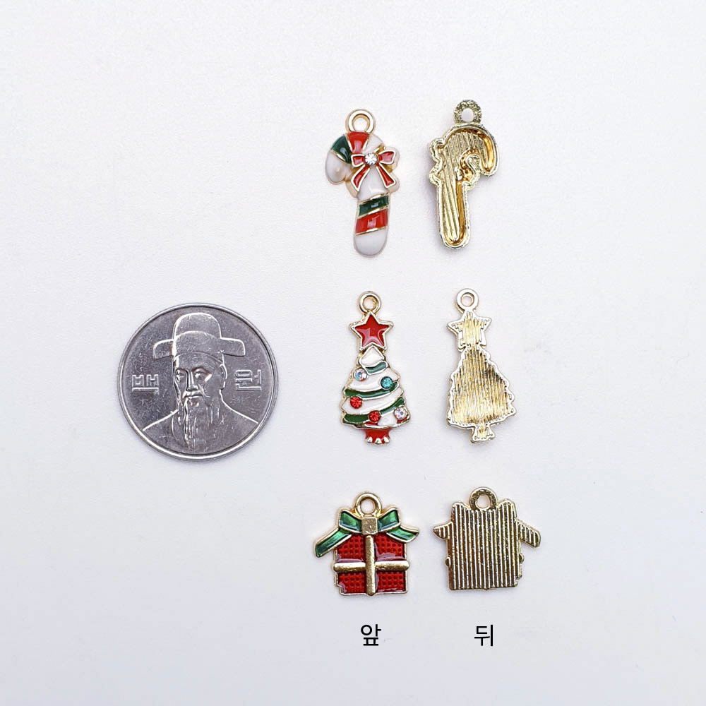 화이트 크리스마스 별트리 선물상자 악세사리부자재의 앞면과 뒷면을 100원짜리 동전과 비교하였습니다.