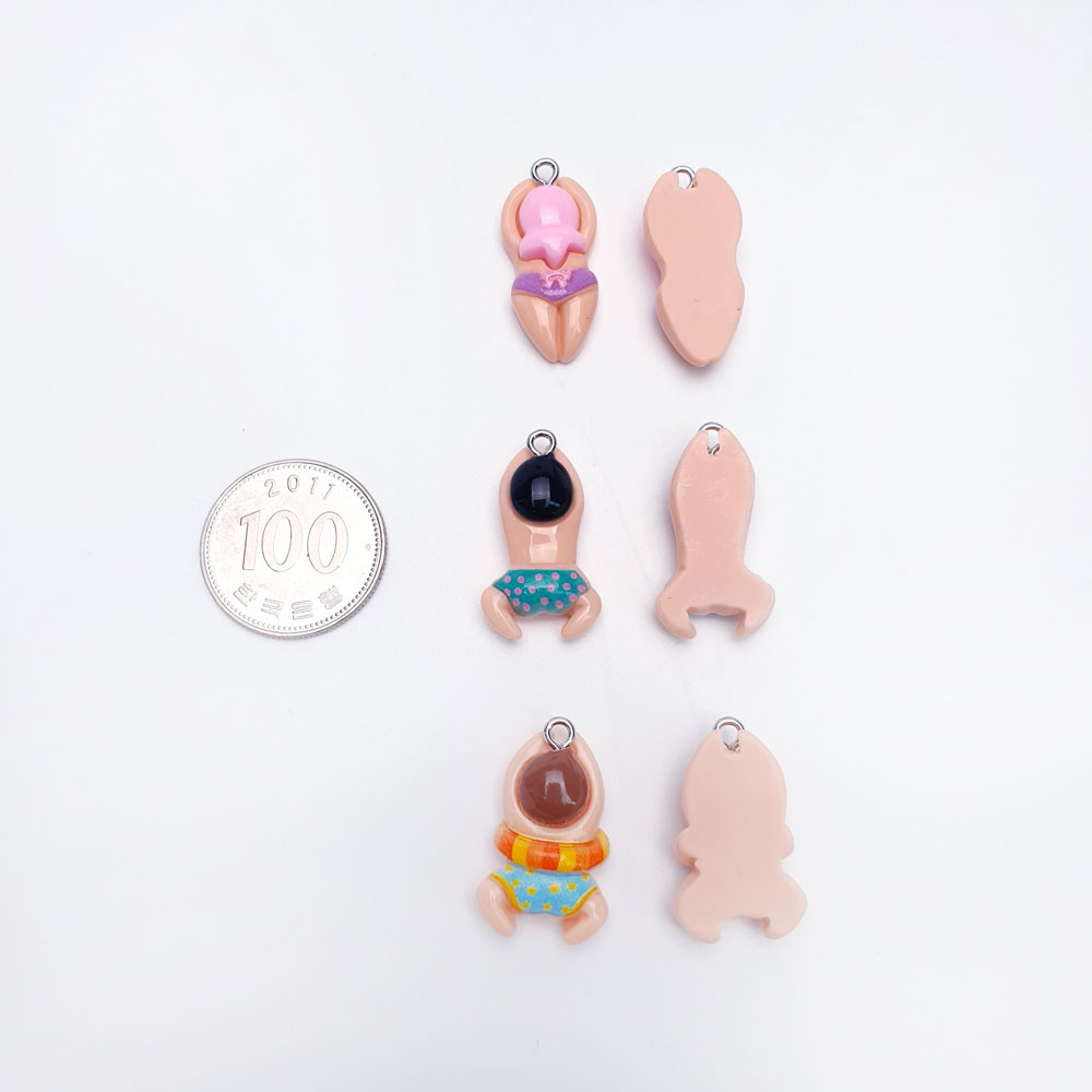 제품의 앞면과 뒷면을 100원짜리 동전과 비교하였습니다.