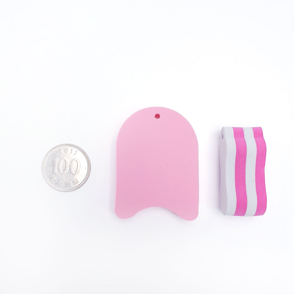 제품의 앞면과 뒷면을 100원짜리 동전과 비교하였습니다.