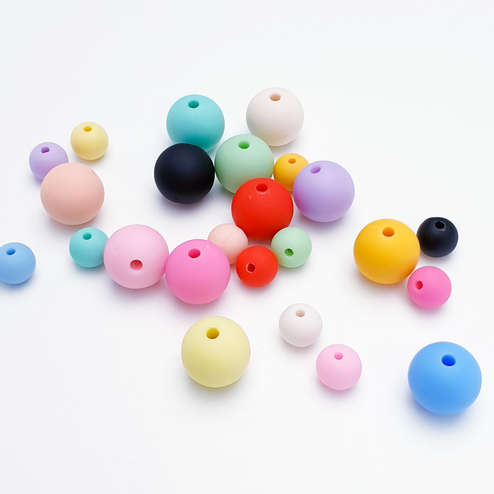 무광컬러구슬들이 흰바닥에 놓여있습니다.