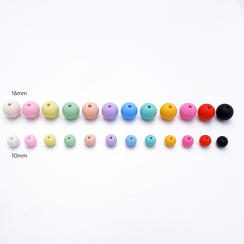 무광컬러구슬 16mm,10mm 두가지 사이즈를 컬러별로 일렬로 놓아둔 사진입니다.