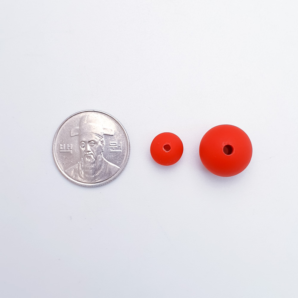 무광컬러구슬을 동전크기와 비교하였습니다.