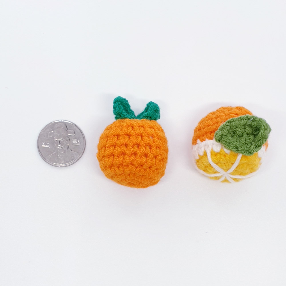 귤키링 한라봉 인형 열쇠고리 악세사리 부자재와 동전크기를 비교하였습니다.