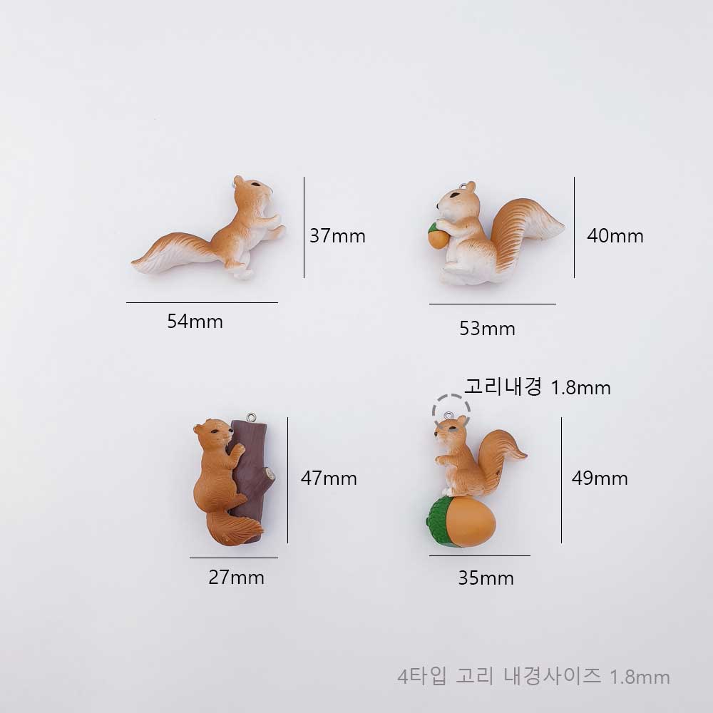 미니어처 다람쥐 인형키링 의 러닝다람쥐의 사이즈는 가로 54mm, 세로 37mm, 미니도토리다람쥐는 가로 53mm, 세로 40mm, 통나무 다람쥐는 가로 27mm, 세로 47mm, 도토리 라이딩은 가로 35mm, 세로 49mm입니다.