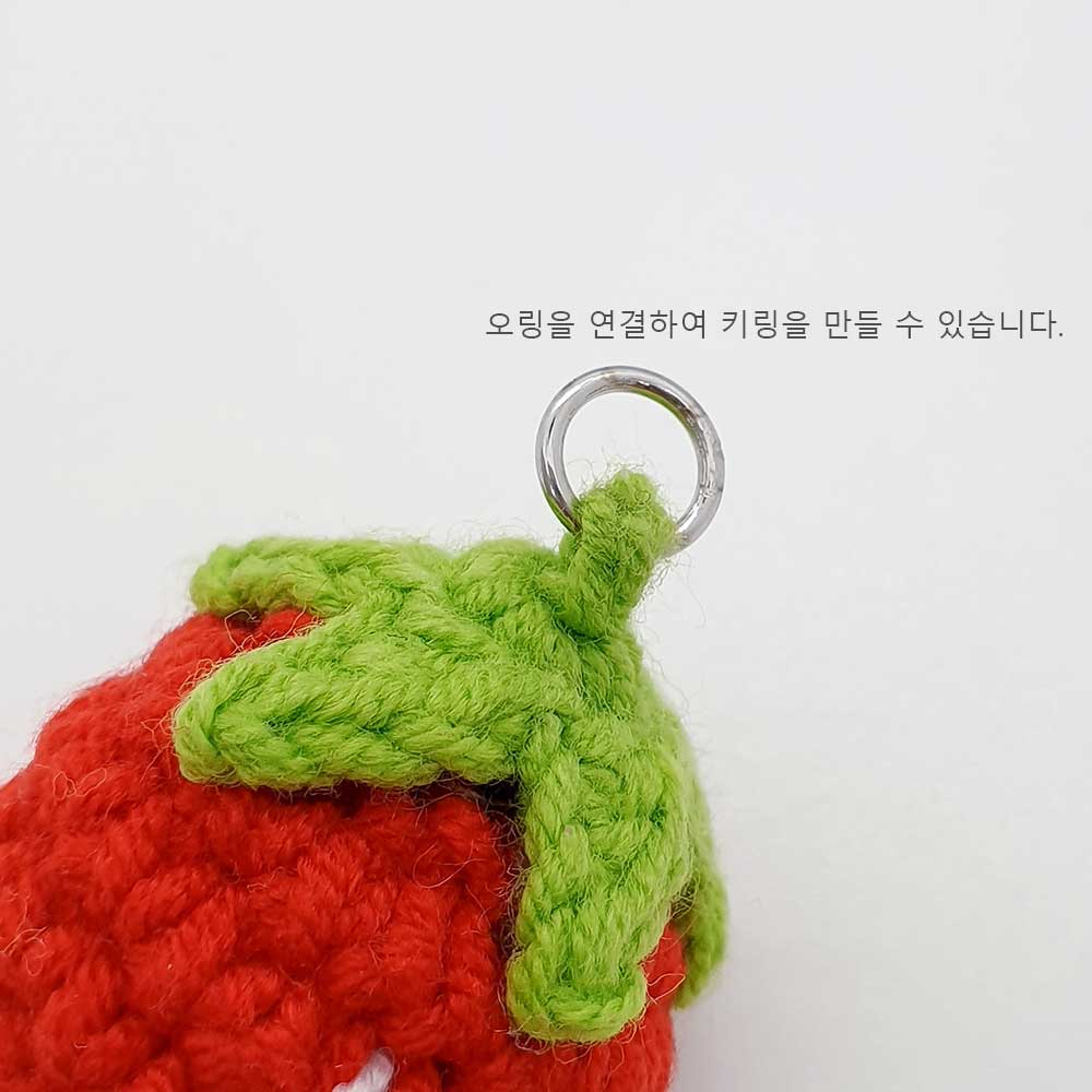 딸기인형 키링 뜨개키링  딸기 잎사귀 부분에 오링을 연결하였습니다.