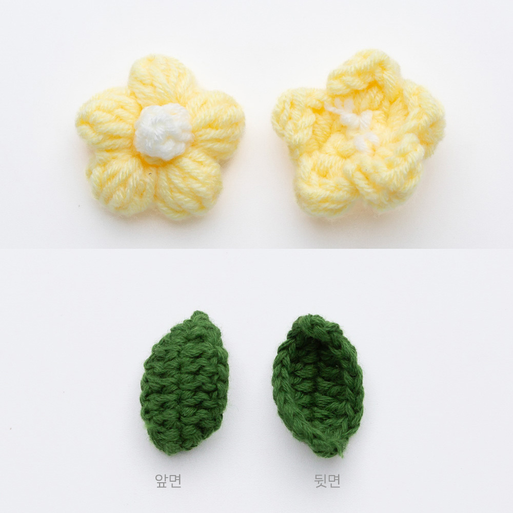 꽃인형 꽃잎키링 니트키링 인형키링 의 꽃과 잎의 앞뒤 이미지입니다.