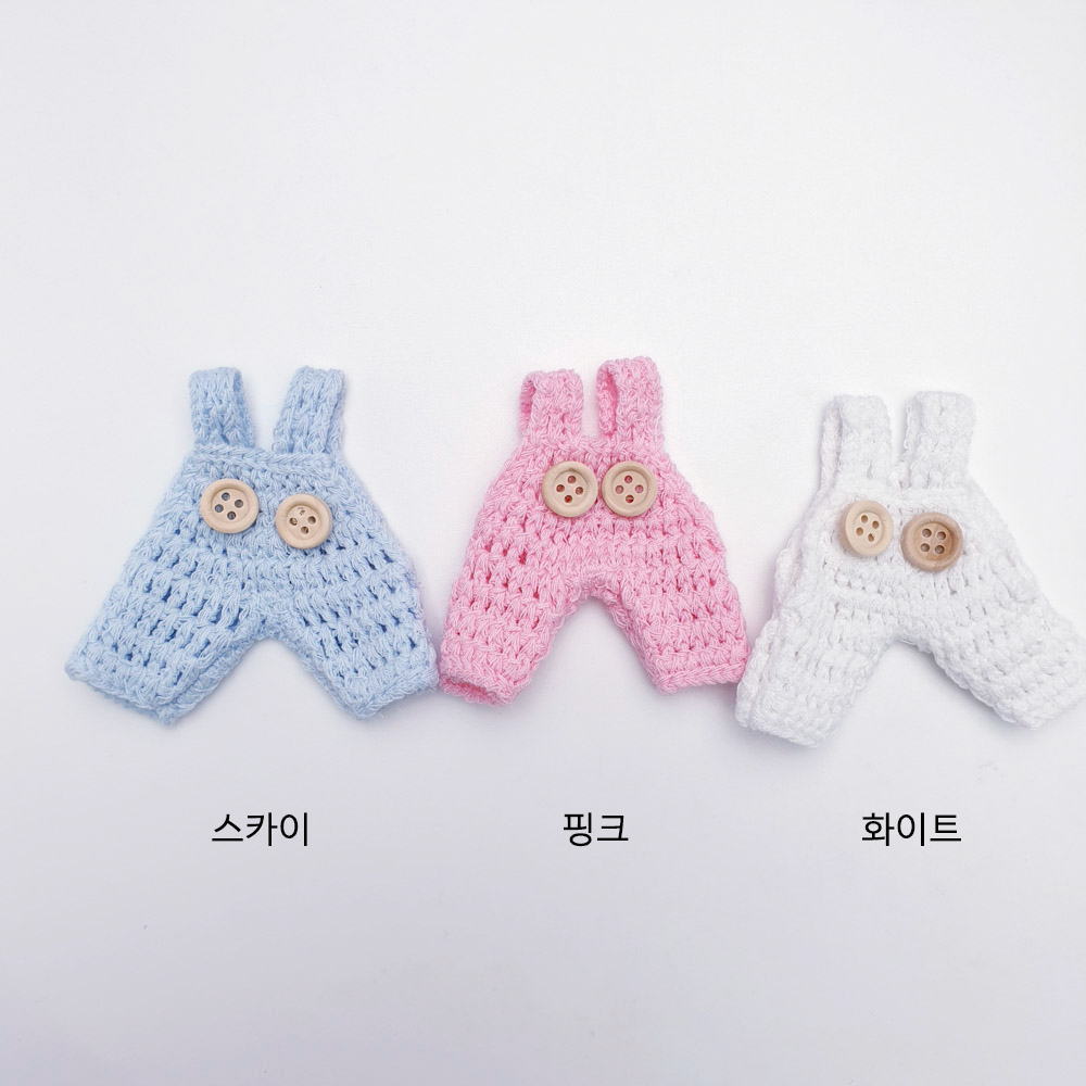 인형키링 투버튼 니트멜빵바지의 색상은 스카이,핑크,화이트 입니다. 