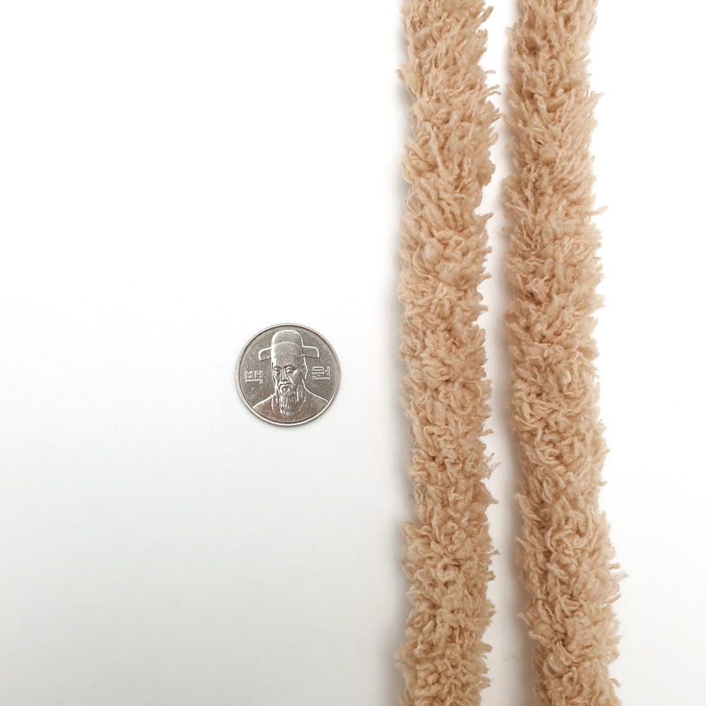 모루인형만들기 털철사 공예 악세사리재료를 동전크기와 비교하였습니다. 