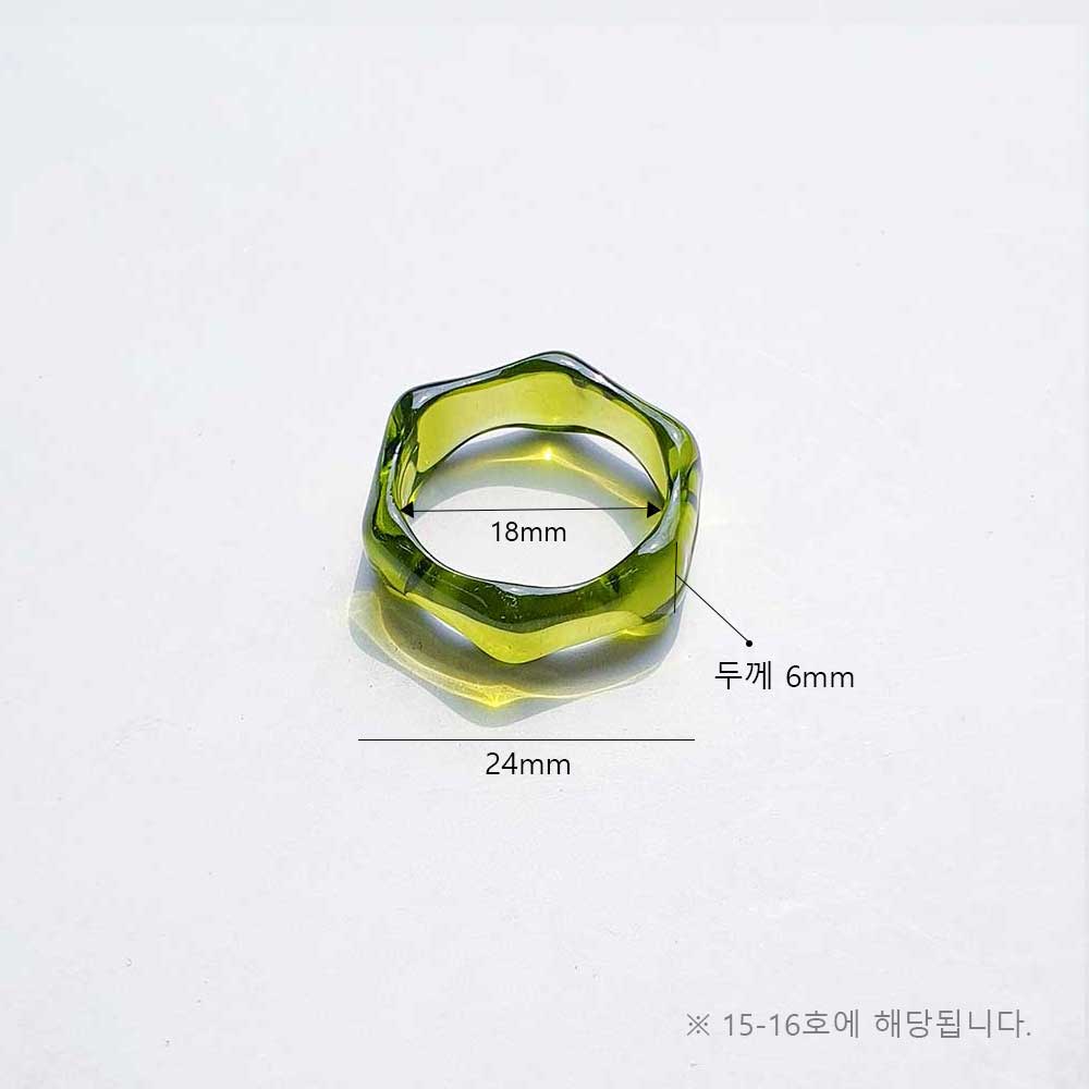 볼드 웨이브 투명육각반지 아크릴반지의 지름은 24mm, 내경지름은 18mm, 두께 6mm입니다.