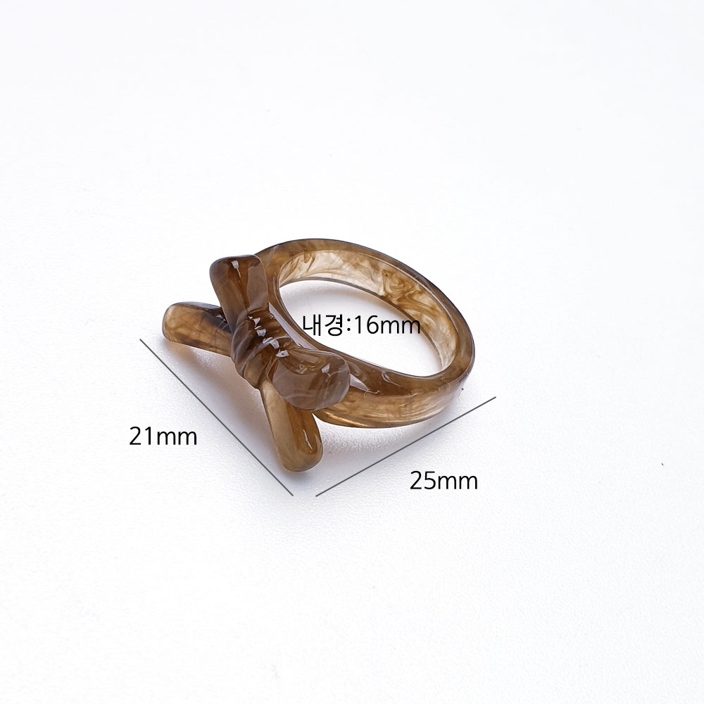 에폭시 리본 마블 반지의 가로사이즈는 21mm 세로는 25mm 이고 내경사이즈는 16mm 입니다.