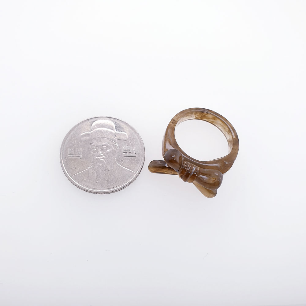 에폭시 리본 마블 반지를 동전옆에 놓고 동전크기와 비교하였습니다.