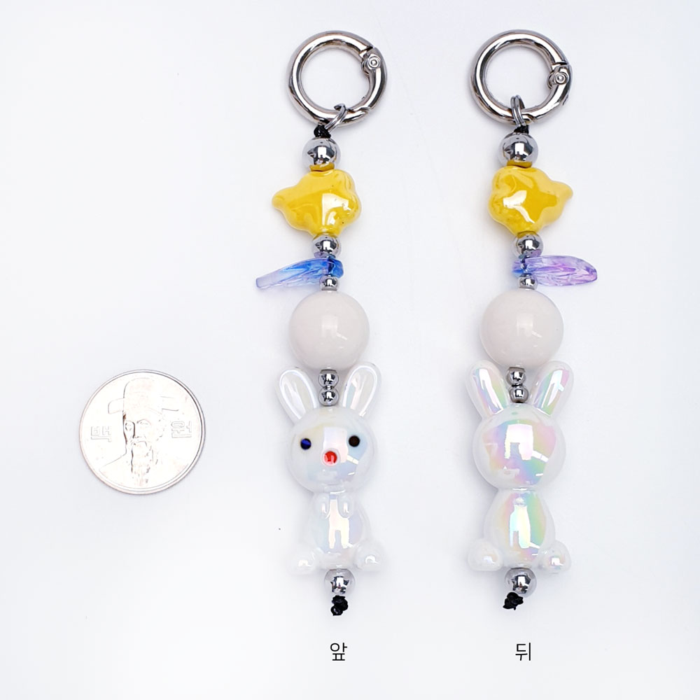 제품의 앞면과 뒷면을 100원짜리 동전과 비교하였습니다.